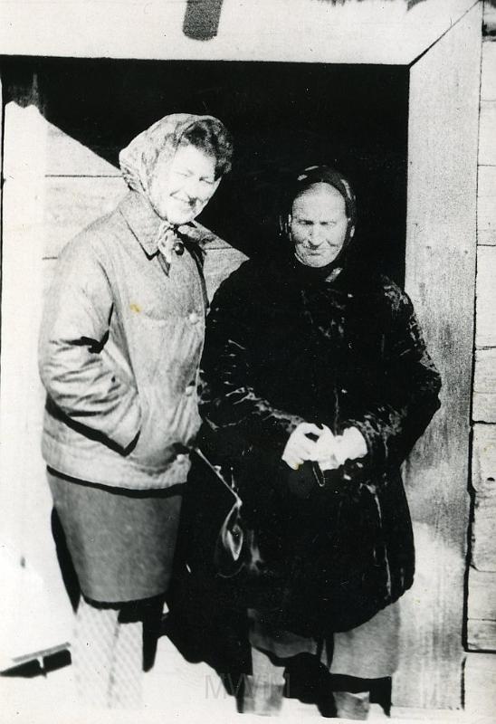KKE 2376.jpg - Fot. Przed domem. Od lewej: Maria Kołakowska (z domu Bujko) – mama Janusza Kołakowskiego z mamą Adelą Bujko(z domu Sliżewska), 1971 r.